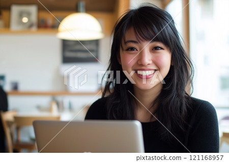 Freelance woman working in a cafe 121168957