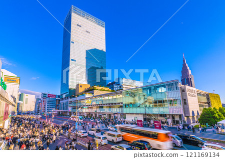 日本東京市景12月...極度擁擠的新宿站南口和Busta新宿的景色...希望之光=7日 日本東京市景12月...極度擁擠的新宿站南口和Busta新宿的景色...希望之光=7日 121169134