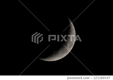 月亮漂浮在夜空中 月亮漂浮在夜空中 121169147