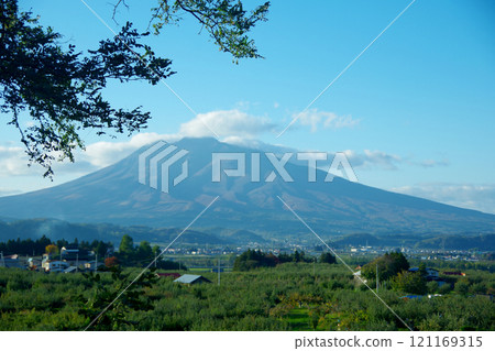 Mount Iwaki on a clear day 121169315