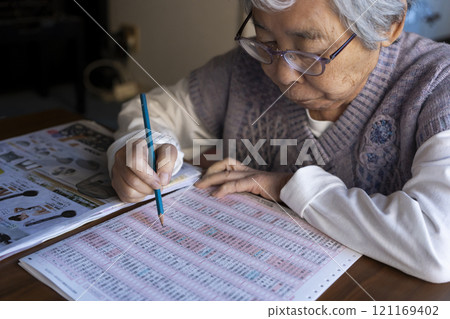 查看目錄並訂購產品的高級女性 121169402