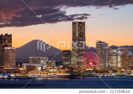 [神奈川縣] 橫濱港未來與豪華遊輪從港口出發的夜景 121169629