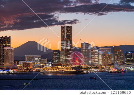 [神奈川縣] 橫濱港未來與豪華遊輪從港口出發的夜景 121169630