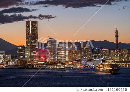 [神奈川縣] 橫濱港未來與豪華遊輪從港口出發的夜景 121169636