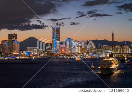 [神奈川縣] 橫濱港未來與豪華遊輪從港口出發的夜景 121169640