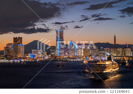 [神奈川縣] 橫濱港未來與豪華遊輪從港口出發的夜景 121169641