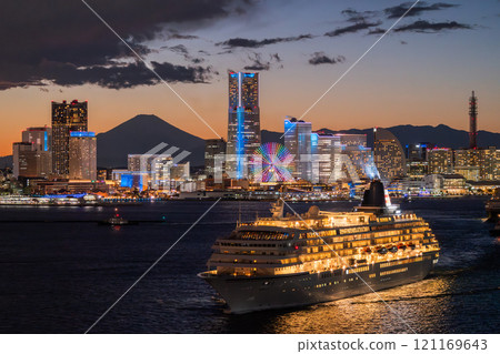 <Kanagawa Prefecture> Night view of Yokohama Minato Mirai and a luxury cruise ship departing <Kanagawa Prefecture> Night view of Yokohama Minato Mirai and a luxury cruise ship departing 121169643