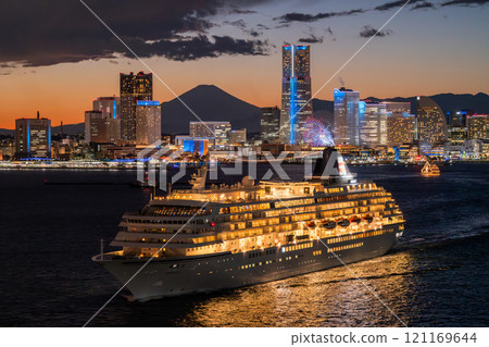 [神奈川縣] 橫濱港未來與豪華遊輪從港口出發的夜景 121169644