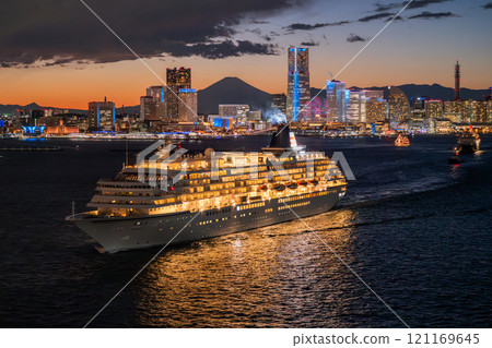 [神奈川縣] 橫濱港未來與豪華遊輪從港口出發的夜景 121169645