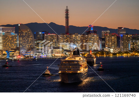 <Kanagawa Prefecture> Night view of Yokohama Minato Mirai and a luxury cruise ship departing 121169740