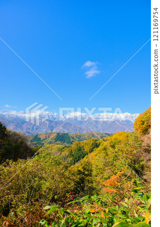 【白馬三段紅葉】從白澤嶺展望台眺望歌手山連峰【白澤洞窟】 121169754
