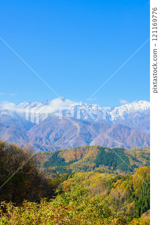 [Hakuba three-stage autumn foliage] View of the Ushiro-Tateyama mountain range from the Shirasawa Pass Observatory [Shirasawa Cave] 121169776