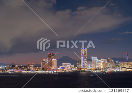 <Kanagawa Prefecture> Night view of Yokohama Minato Mirai and special Yorunoyo illumination 121169857