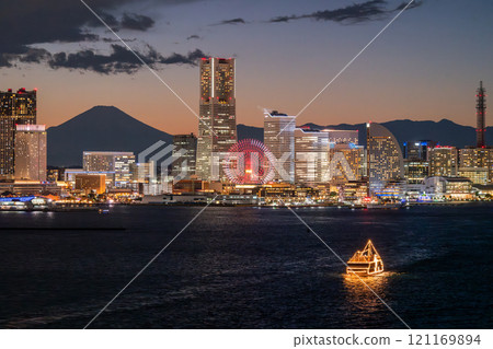 [神奈川縣]橫濱港未來夜景和從港口出發的遊船 121169894