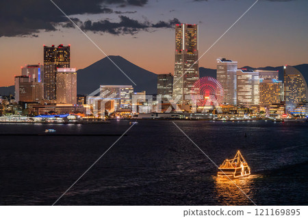 [神奈川縣]橫濱港未來夜景和從港口出發的遊船 121169895