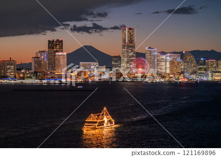 [神奈川縣]橫濱港未來夜景和從港口出發的遊船 121169896