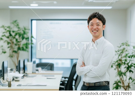 在辦公室工作的笑容的年輕人 121170093