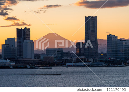 “神奈川縣”橫濱Minatomirai的夜景 121170493