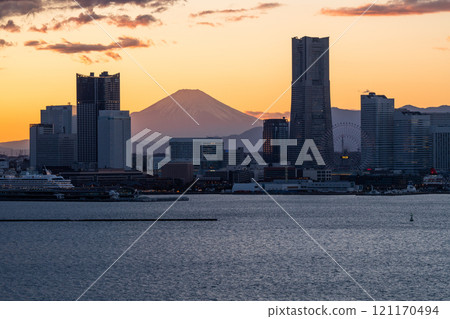 “神奈川縣”橫濱Minatomirai的夜景 121170494