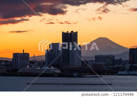 “神奈川縣”橫濱Minatomirai的夜景 121170496