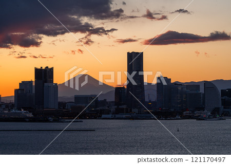 “神奈川縣”橫濱Minatomirai的夜景 121170497