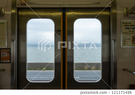 島根縣,一畑列車,從車窗看到的宍道湖 島根縣,一畑列車,從車窗看到的宍道湖 121171486