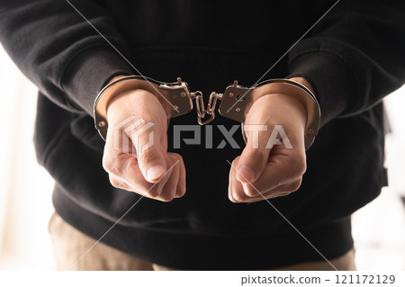 手上戴著手銬 121172129
