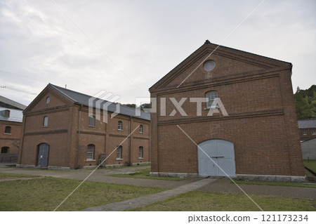 Maizuru Red Brick Park: Warehouses as seen from the lawn plaza 1 121173234