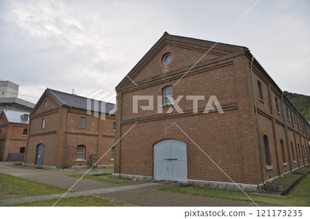 Maizuru Red Brick Park: Warehouses as seen from the lawn plaza 2 121173235