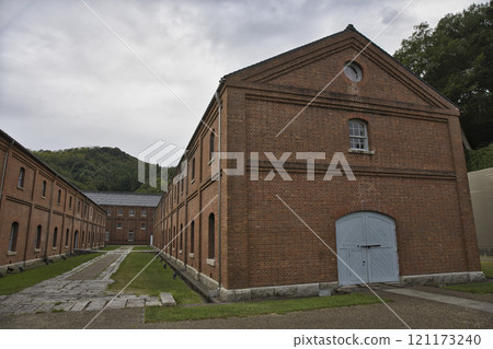 Maizuru Red Brick Park: Red Brick Warehouse No. 4, 2 as seen from the lawn area 121173240