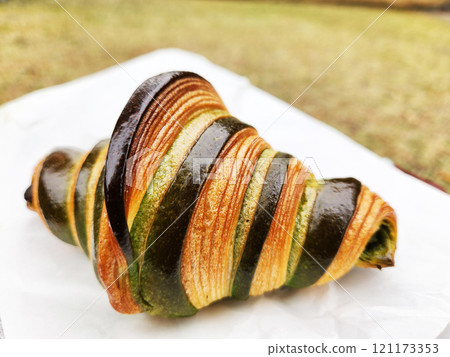 新鮮製作的牛角麵包 新鮮製作的牛角麵包 121173353