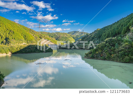 森町(靜岡縣)太田川水壩的水庫湖中倒映著山脈和藍天的風景 森町(靜岡縣)太田川水壩的水庫湖中倒映著山脈和藍天的風景 121173683