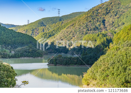 靜岡縣森町太田川水壩的水壩湖中倒映的山景 121173686