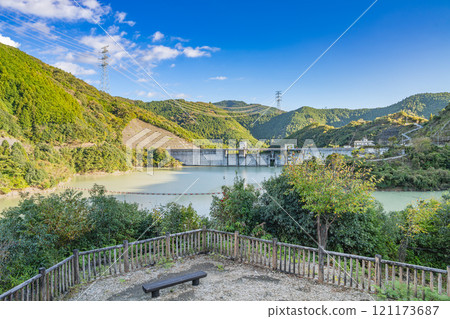從靜岡縣森町太田川水壩的彩色岬公園看到的倒映在水壩湖中的山脈和藍天的景色 121173687