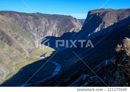 Picturesque view from the Katu-Yaryk pass to the Chulyshman River valley 121175040