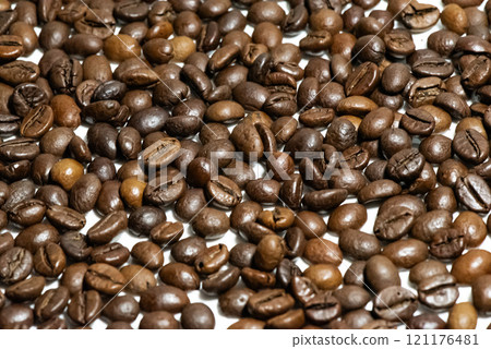Background from roasted black coffee beans on a white background 121176481