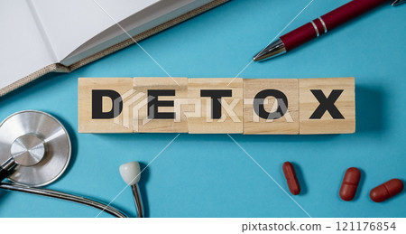 Wooden block with the word detox written on it 121176854