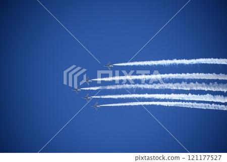 Acrobatic flight by Blue Impulse 121177527