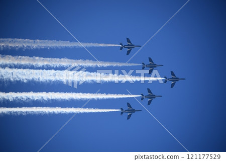 Acrobatic flight by Blue Impulse 121177529