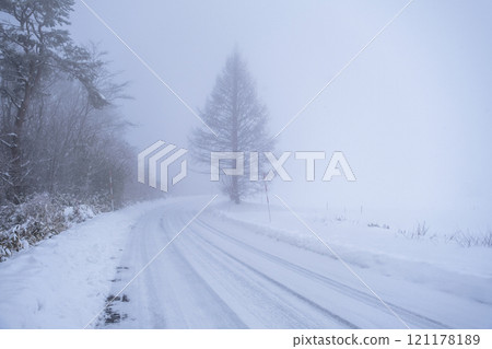 除雪後的冰路（鏡山附近） 121178189