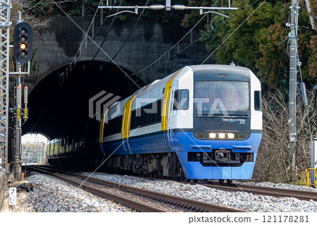 255 series Shiosai train passing through a tunnel 121178281