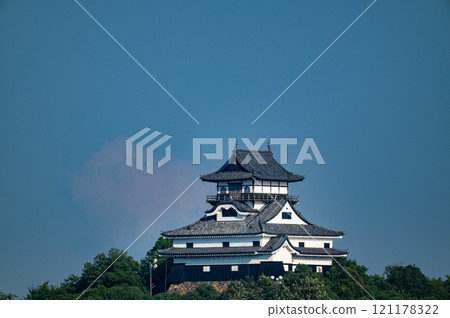 Aichi Prefecture / Distant view of the National Treasure Inuyama Castle taken with a super telephoto lens 121178322