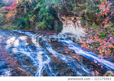 [千葉縣] 房總養老溪谷上游的紅葉和粟又瀑布 121179363