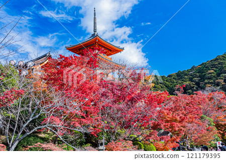 Autumn scenery at Kiyomizu-dera Temple in Kyoto 121179395