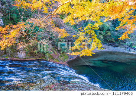 [Chiba Prefecture] Overlooking the pool at Awamataka Falls in the Boso Yoro Valley during the peak of autumn foliage 121179406