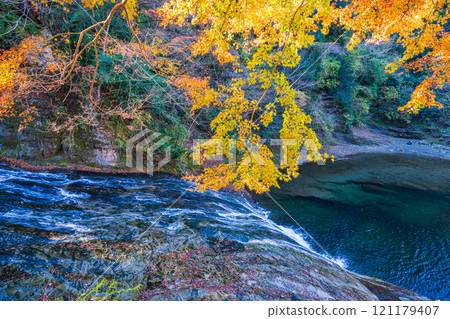 [Chiba Prefecture] Overlooking the pool at Awamataka Falls in the Boso Yoro Valley during the peak of autumn foliage 121179407