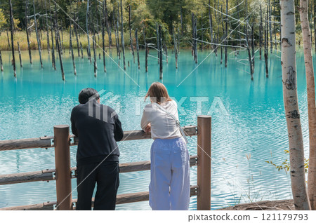 【美瑛町白金青池與遊客】 121179793