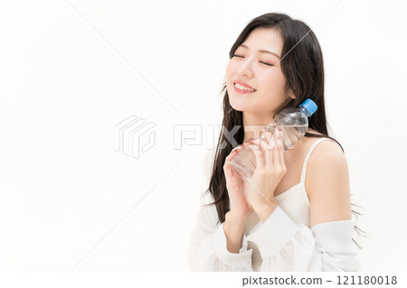 拿著塑膠瓶的年輕女子 121180018