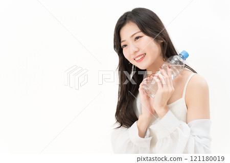 Young woman holding a plastic bottle 121180019