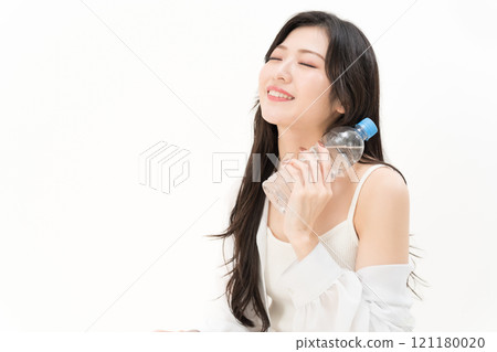 Young woman holding a plastic bottle 121180020